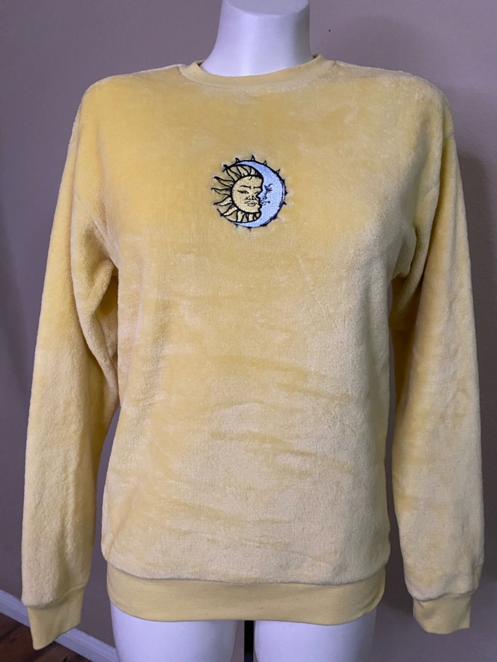 Cold Crush Plush Yellow Sun moon celestial Crew Sweatshirt XS ☀️